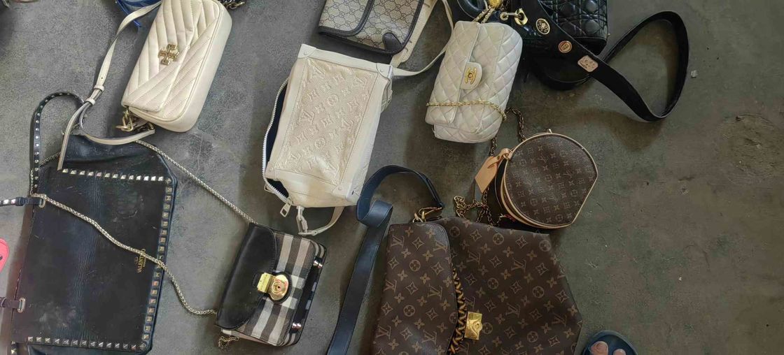 Practical Interiors Second Hand Luxury Bags Preloved Handbags With Zippered Pockets